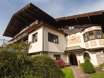 Das Gebäude in dem sich das Ferienhaus befindet