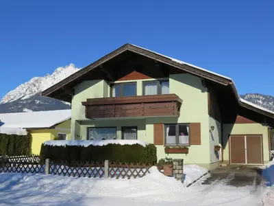 Ein allgemeiner Bergblick oder ein Berglick von des Ferienhauses aus
