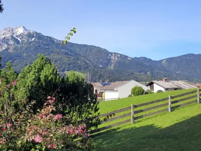 Ein allgemeiner Bergblick oder ein Berglick von des Ferienhauses aus