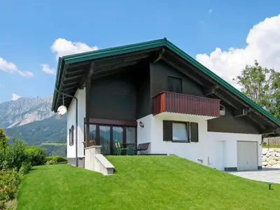 Ein allgemeiner Bergblick oder ein Berglick von des Ferienhauses aus
