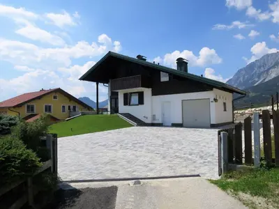 Ein allgemeiner Bergblick oder ein Berglick von des Ferienhauses aus