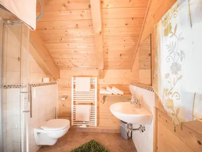 Ein Badezimmer in der Unterkunft Chalet Fredis Hütte by Interhome