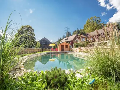 Der Swimmingpool an oder in der Nähe von Chalet Fredis Hütte by Interhome