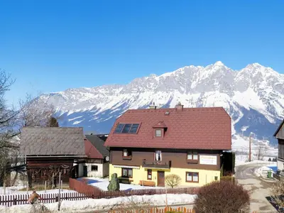 Ein allgemeiner Bergblick oder ein Berglick von des Ferienhauses aus