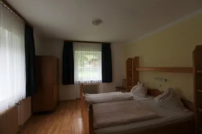 Ein Bett oder Betten in einem Zimmer der Unterkunft Gasthof Jaegerwirt