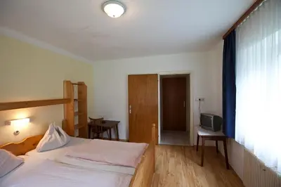 Ein Bett oder Betten in einem Zimmer der Unterkunft Gasthof Jaegerwirt