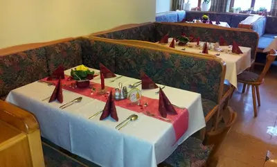 Ein Restaurant oder anderes Speiselokal in der Unterkunft Gasthof Jaegerwirt