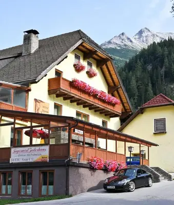 Ein allgemeiner Bergblick oder ein Berglick von des Gasthauses aus