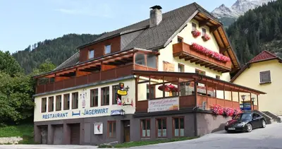 Ein allgemeiner Bergblick oder ein Berglick von des Gasthauses aus