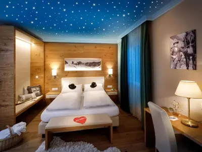 Ein Bett oder Betten in einem Zimmer der Unterkunft Familienhotel Hinteregger