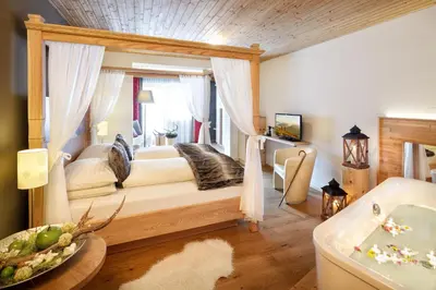 Ein Bett oder Betten in einem Zimmer der Unterkunft Hotel Lärchenhof