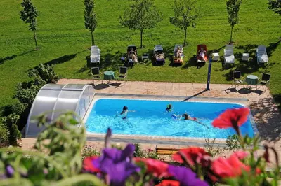 Der Swimmingpool an oder in der Nähe von Hotel Taxerhof
