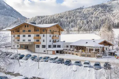 Ein allgemeiner Bergblick oder ein Berglick von des Aparthotels aus