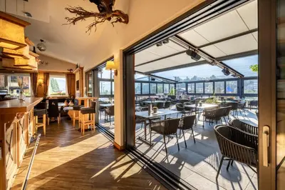 Ein Restaurant oder anderes Speiselokal in der Unterkunft Hotel Hubertus