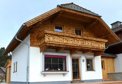 Das Gebäude in dem sich das Ferienhaus befindet