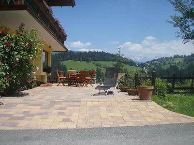 Ein allgemeiner Bergblick oder ein Berglick von der Pension aus