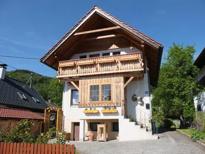 Das Gebäude in dem sich das Ferienhaus befindet