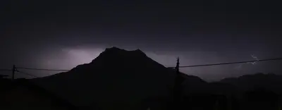 Ein allgemeiner Bergblick oder ein Berglick von des Ferienhauses aus