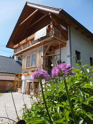 Das Gebäude in dem sich das Ferienhaus befindet