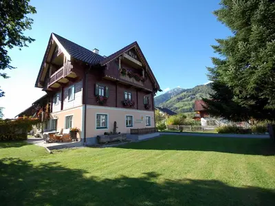 Ein allgemeiner Bergblick oder ein Berglick von des Ferienhauses aus