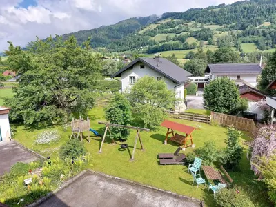 Ein allgemeiner Bergblick oder ein Berglick von des Ferienhauses aus
