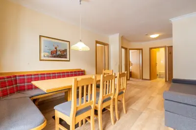 Ein Sitzbereich in der Unterkunft Hubertus Alpine Living
