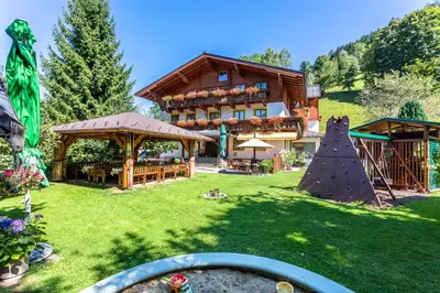 Ein Garten an der Unterkunft Hotel - Pension Ötzmooshof