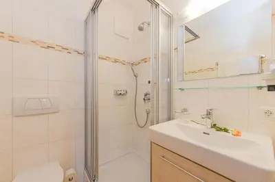 Ein Badezimmer in der Unterkunft Hotel - Pension Ötzmooshof