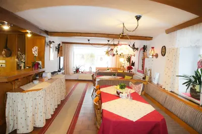 Ein Sitzbereich in der Unterkunft Ferienhaus Hintersee