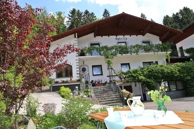Ein Garten an der Unterkunft Pension Sybille