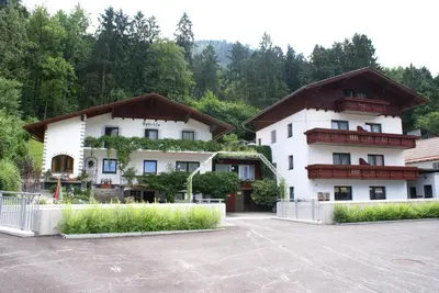Das Gebäude in dem sich die Pension befindet