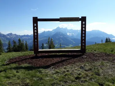 Ein allgemeiner Bergblick oder ein Berglick von des Aparthotels aus
