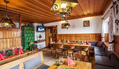 Ein Sitzbereich in der Unterkunft Berggasthof Edelweiss
