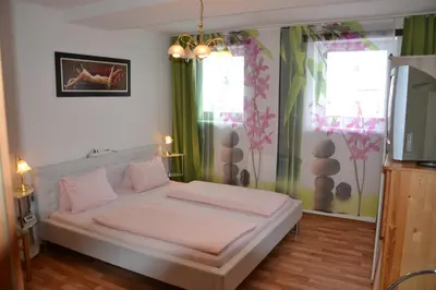 Ein Bett oder Betten in einem Zimmer der Unterkunft Gästehaus zur Post - Heritage Inn