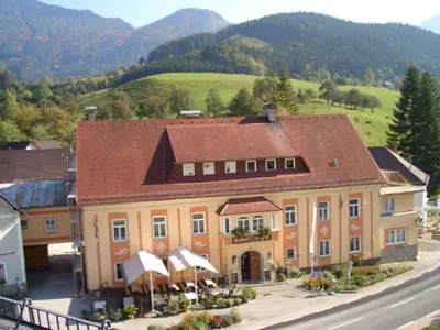 Ein allgemeiner Bergblick oder ein Berglick von des Gasthauses aus