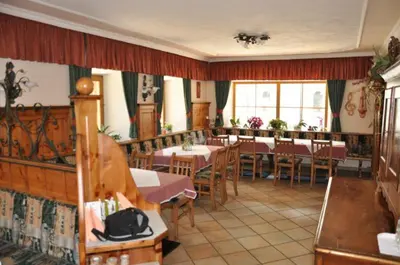 Ein Restaurant oder anderes Speiselokal in der Unterkunft Gasthof Kirchenwirt