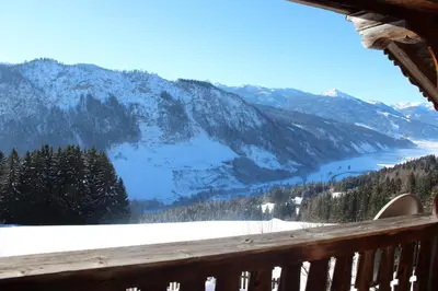 Ein allgemeiner Bergblick oder ein Berglick von des Bauernhofs aus