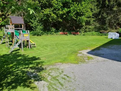 Ein Garten an der Unterkunft Pension Bayrhammer