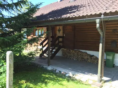 Das Gebäude in dem sich das Ferienhaus befindet