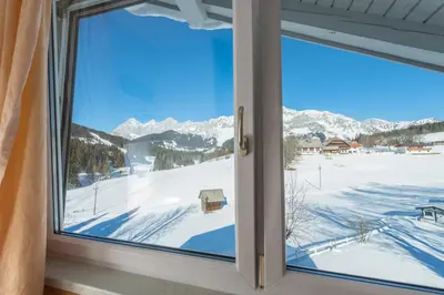 Ein allgemeiner Bergblick oder ein Berglick von des Aparthotels aus