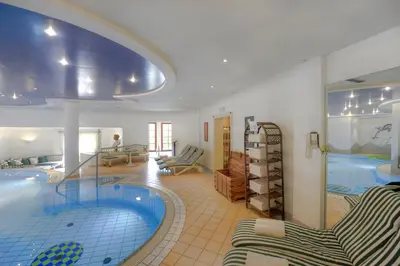 Der Swimmingpool an oder in der Nähe von Hotel Zum Jungen Römer