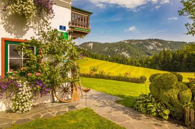 Ein allgemeiner Bergblick oder ein Berglick von des Bauernhofs aus