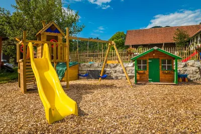 Ein Kinderspielbereich in der Unterkunft Wohlfühlbauernhof Bambichlhof