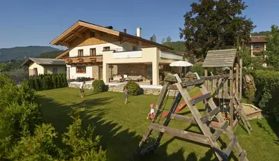 Ein allgemeiner Bergblick oder ein Berglick von des Aparthotels aus