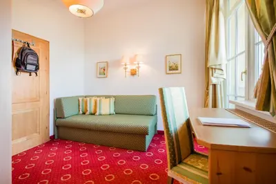 Ein Sitzbereich in der Unterkunft Hotel AlpenSchlössl