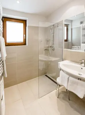 Ein Badezimmer in der Unterkunft Hotel Post Abtenau