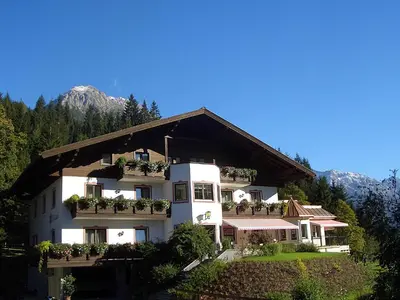 Ein allgemeiner Bergblick oder ein Berglick von der Pension aus