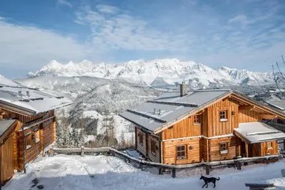 Ein allgemeiner Bergblick oder ein Berglick von des Chalets aus