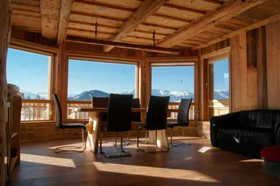 Ein allgemeiner Bergblick oder ein Berglick von des Chalets aus