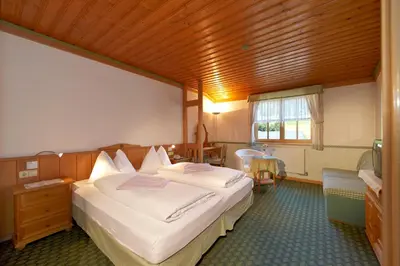 Ein Bett oder Betten in einem Zimmer der Unterkunft Blasiwirt